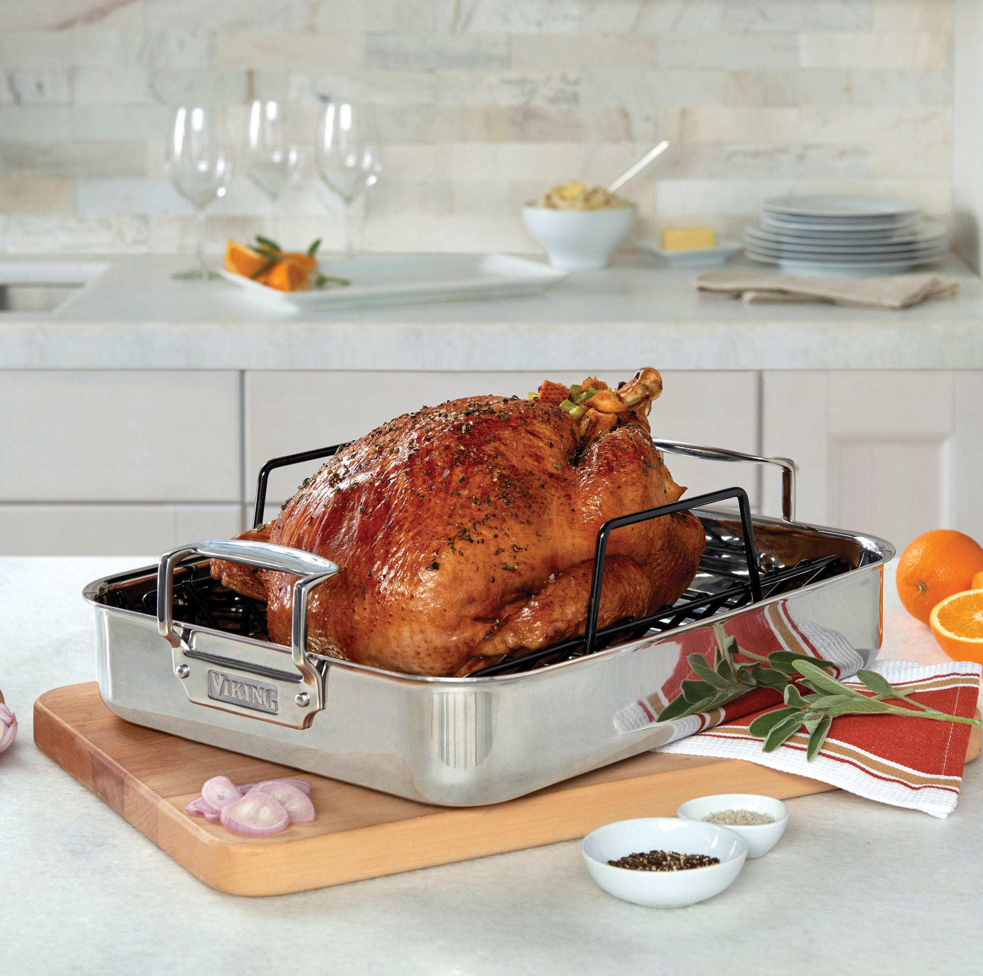 Viking 3-Ply Stainless Steel 16-inch Roaster with Rack, Mirror Finish